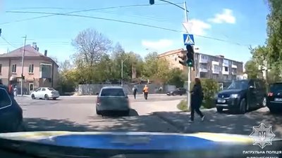 У Львові 68-річний водій не пропустив пішоходів і одразу отримав від патрульних постанову (ВІДЕО)