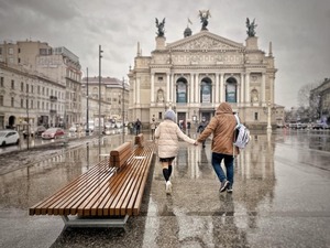 На площі перед Оперним театром встановили 10-метрову лавку (фото)