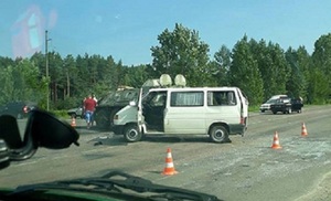 На Рівненщині військовий БТР в'їхав в мікроавтобус з Білорусі. Є постраждалі (фото)