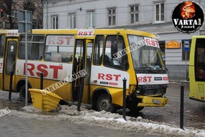 З’явилося відео, як у Львові маршрутка знесла на своєму шляху два автомобілі (ВІДЕО)