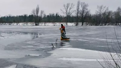 У Києві чоловік вибіг на лід, що уникнути ТЦК, але випадково провалився у воду