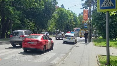 У Львові за один ранок під колесами опинились двоє пішоходів (ФОТО)
