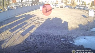 У Львові поліцейські встановили особу жінки, яка поглумилася над пам’яттю загиблих українських військовополонених (ВІДЕО)