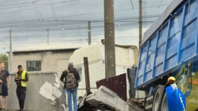 На Львівщині вантажівка вилетіла на залізничну колію (ФОТО)