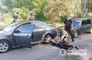 2000 амeриканських долapів для закpиття кримінaльного пpовадження: на xабарі спiймaли патpульного (фото)