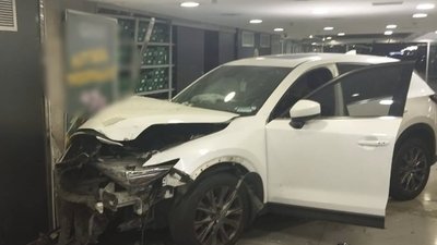 У Києві водійка переплутала педалі і протаранила ТЦ