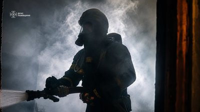 На Львівщині під час пожежі вогнеборці врятували жінку
