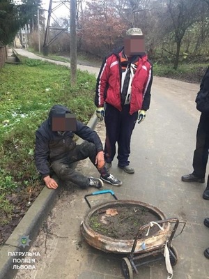 У Львові патрульні затримали викрадачів каналізаційного люку (ФОТО)