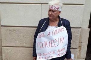 У Львові вчителька голодує під стінами ЛМР