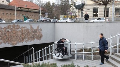 У центрі Львова група невідомих вивела з ладу підйомник для маломобільних людей у підземному переході