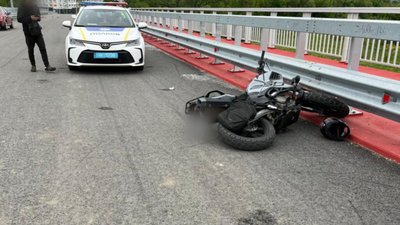 На мосту через річку в Івано-Франківську мотоцикліст збив 7-річну дівчинку на самокаті