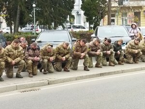 Львівщина зустріла на колінах загиблого Героя (ФОТО)