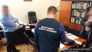 Директор закарпатського архіву за видачу довідки вимагав 300 доларів (фото)