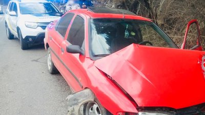 На прикарпатському курорті п’яний водій влетів у скелю (ФОТО)