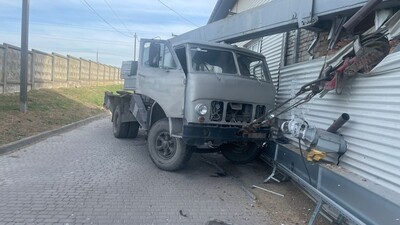 На Львівщині 71-річний водій впав під колеса свого автокрану (ФОТО)