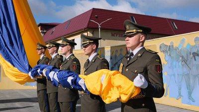 У Львові діти захисників підняли синьо-жовний прапор