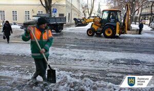 З суботи у Львові буде чергувати снігоприбиральна техніка