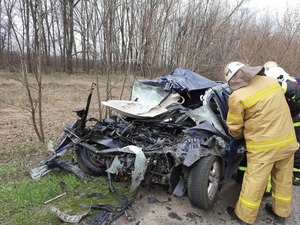 Два відділення рятувальників деблоковували тіло: під Харковом сталася смертельна автотроща (фото)