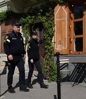 Поліція Львівщини за минулу добу перевірила майже півтори тисячі звернень щодо підозрілих людей та автівок