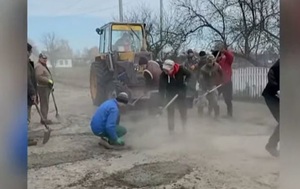 На Рівненщині люди самотужки латають дороги