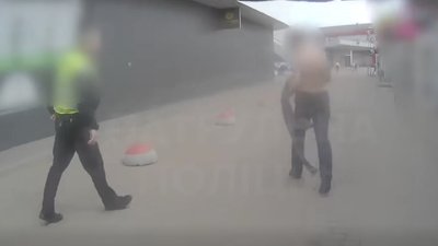 У Києві чоловік погрожував перехожим ножем (ВІДЕО)