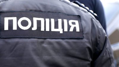 На Київщині жінка побила палицею поліцейського під час перевірки військово-облікових документів у селян