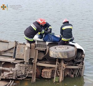 На Кіровоградщині вантажівка впала у ставок