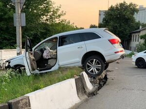 На Львівщині внаслідок ДТП автівка зависла на відбійнику