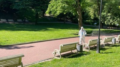 У Львові з понеділка розпочнуть осінню обробку парків від кліщів