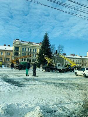 У Львові почали розбирати головну ялинку