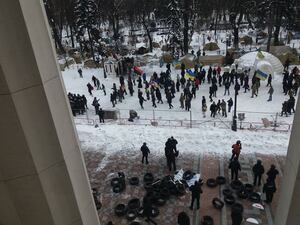 Сутичка з поліцією та"коктейлі молотова": під Верховною Радою заворушення (ВІДЕО/ФОТО)