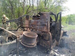 Журналіст показав фото понівеченої вантажівки бійців, яку підірвали окупанти