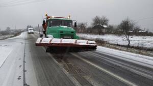 На дорогах Львівщини працює снігоочисна техніка (фото)