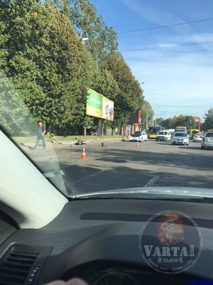 Біля "Південного" маршрутка знесла світлофор (фото)