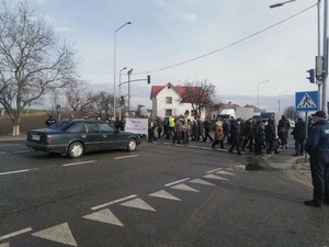 На Львівщині люди перекрили міжнародну трасу (фото)