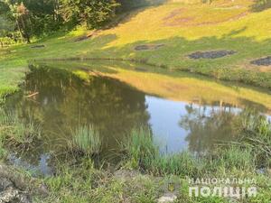 На Буковині  дідусь виявив у ставку тіло 4-річного онука