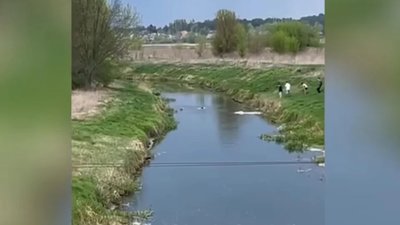 На Рівненщині підлітки врятували жінку, яка впала у річку з моста