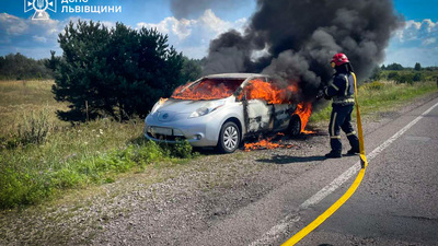 На Львівщині горів електромобіль: постраждав водій