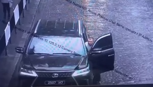 В центрі Львова помітили водія «Lexus» з подвійними номерами (ВІДЕО)