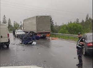 У ДТП на трасі "Київ–Чоп" легковик перетворився на металобрухт, одна людина загинула (фото)