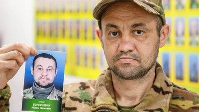 На Закарпатті звільнений з полону прикордонник зняв власне фото зі стенду безвісти зниклих