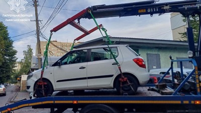 Настільки п'яний, що не міг навіть сидіти: у Львові водій пошкодив два автомобілі та ледь не збив дитину (ФОТО)