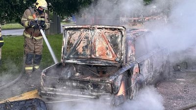 В Ужгороді малолітні діти, рятуючись від холоду, підпалили автомобіль (ФОТО)