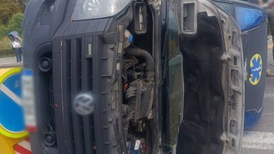 У Києві «швидка» зіткнулася з легковиком і перекинулася: постраждали водій і семеро пасажирів медичного транспорту