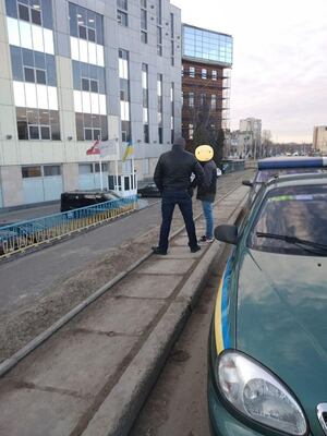 Патрульні затримали молодика, який шукав наркотики поблизу Сихівського мосту (фото)