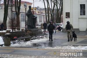 У Тернополі чоловік залишив пакунок, з якого стирчали дроти біля церкви (ФОТО)