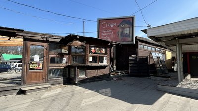 У центрі Львова з території «Кракідал» демонтують МАФи