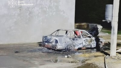 На Львівщині під час пожежі в авто загинула людина