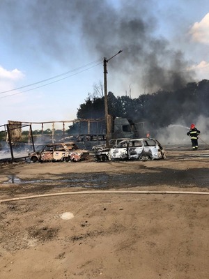 Під час пожежі у Чишках згоріло десять автомобілів