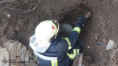 На Прикарпатті людину засипало землею у криниці: чоловік загинув